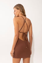 Załaduj obraz do przeglądarki galerii, Model Back: Rio De Sol Mini Dress Sand-Cappuccino Talia Dress