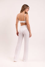 Załaduj obraz do przeglądarki galerii, Model Back: Rio De Sol Spodnie Plażowe Memphis-White Pants Lana