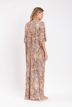 Załaduj obraz do przeglądarki galerii, Model Back: Rio De Sol Sukienka Plażowa Leopard Long Dress