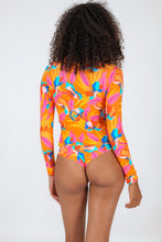 Załaduj obraz do przeglądarki galerii, Model Back: Rio De Sol Top Bikini Top Orange-Bloom Rash-Guard