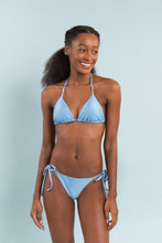 Załaduj obraz do przeglądarki galerii, Model Front: Rio De Sol Zestaw Bikini Set Shimmer-Baltic-Sea Tri-Inv Ibiza-Comfy