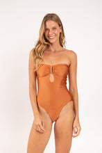 Załaduj obraz do przeglądarki galerii, Model Front: Rio De Sol Kostium Jednoczęściowy Shimmer-Nocciola Sara-Op