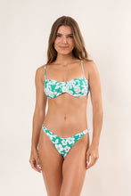 Załaduj obraz do przeglądarki galerii, Model Front: Wednesday In Hawaii By Rio De Sol Top Bikini Top Pua-Valley Coral