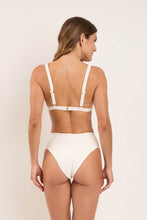 Załaduj obraz do przeglądarki galerii, Model Back: Rio De Sol Top Bikini Top Sand-Chantilly Alba