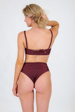 Załaduj obraz do przeglądarki galerii, Model Back: Rio De Sol Zestaw Bikini Set Barolo Bandeau-Reto Hotpants