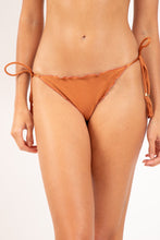 Załaduj obraz do przeglądarki galerii, Gallery: Rio De Sol Figi Bikini Bottom Shimmer-Nocciola Frufru