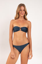 Załaduj obraz do przeglądarki galerii, Model Front: Rio De Sol Figi Bikini Bottom Shimmer-Shark Leblon