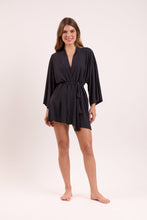 Załaduj obraz do przeglądarki galerii, Model Front: Rio De Sol Narzutka Plażowa Black Kimono