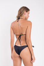 Załaduj obraz do przeglądarki galerii, Model Back: Rio De Sol Figi Bikini Bottom Touch-Black Cheeky-Tie