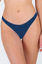 Załaduj obraz do przeglądarki galerii, Gallery: Rio De Sol Figi Bikini Bottom Navy Essential-Comfy