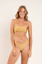 Załaduj obraz do przeglądarki galerii, Model Front: Rio De Sol Zestaw Bikini Set Fluity-Dourado Bandeau-Reto Essential