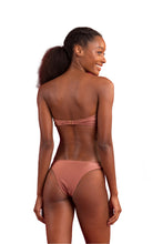 Załaduj obraz do przeglądarki galerii, Model Back: Rio De Sol Figi Bikini Bottom Shimmer-Copper Essential