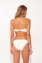 Załaduj obraz do przeglądarki galerii, Model Back: Rio De Sol Figi Bikini Bottom Junco-Offwhite Essential-Comfy