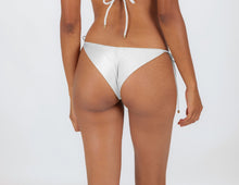Załaduj obraz do przeglądarki galerii, Image 06: Rio De Sol Figi Bikini Bottom Shimmer-White Cheeky-Rope