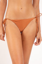 Załaduj obraz do przeglądarki galerii, Gallery: Rio De Sol Figi Bikini Bottom Shimmer-Nocciola Cheeky-Tie-Gold