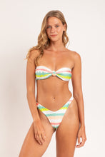 Załaduj obraz do przeglądarki galerii, Model Front: Rio De Sol Zestaw Bikini Set Revelry Bandeau-Joy Cali
