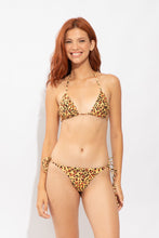 Załaduj obraz do przeglądarki galerii, Model Front: Rio De Sol Figi Bikini Bottom Yellow-Feline Cheeky-Micro