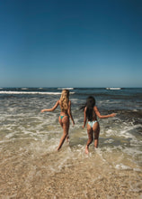 Załaduj obraz do przeglądarki galerii, Image 09: Wednesday In Hawaii By Rio De Sol Figi Bikini Bottom Valley Isla