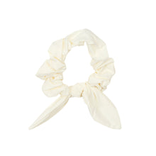 Załaduj obraz do przeglądarki galerii, Product Front: Rio De Sol Akcesoria Do Włosów Off-White Scrunchie