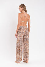 Załaduj obraz do przeglądarki galerii, Model Back: Rio De Sol Spodnie Plażowe Leopard Wide Pants