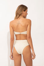 Załaduj obraz do przeglądarki galerii, Model Back: Rio De Sol Figi Bikini Bottom Brisa-Offwhite Hotpants