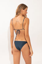 Załaduj obraz do przeglądarki galerii, Model Back: Rio De Sol Figi Bikini Bottom Shimmer-Shark Ibiza-Comfy-Gold