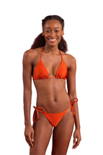 Załaduj obraz do przeglądarki galerii, Model Front: Rio De Sol Zestaw Bikini Set Shimmer-Paprica Tri-Inv Cheeky-Tie