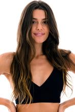 Załaduj obraz do przeglądarki galerii, Gallery: Rio De Sol Top Bikini Top Cotele-Preto Tri-Tank