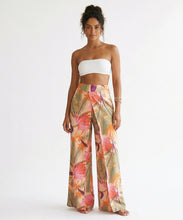 Załaduj obraz do przeglądarki galerii, Model Front: Rio De Sol Spodnie Plażowe Oasis Wide Pants