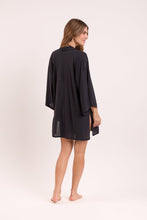 Załaduj obraz do przeglądarki galerii, Model Back: Rio De Sol Narzutka Plażowa Black Kimono