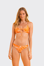 Załaduj obraz do przeglądarki galerii, Model Front: Rio De Sol Figi Bikini Bottom Trail-Orange Essential-Comfy