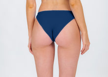 Załaduj obraz do przeglądarki galerii, Model Back: Rio De Sol Figi Bikini Bottom Navy Essential-Comfy