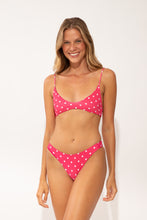 Załaduj obraz do przeglądarki galerii, Model Front: Wednesday In Hawaii By Rio De Sol Zestaw Bikini Set Kiko-Guava Hana Sunset