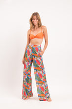 Załaduj obraz do przeglądarki galerii, Model Front: Rio De Sol Spodnie Plażowe Jungle Wide Pants