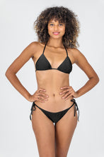 Załaduj obraz do przeglądarki galerii, Model Front: Rio De Sol Zestaw Bikini Set Shimmer-Black Tri-Inv Ibiza-Comfy