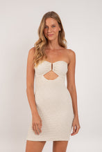 Załaduj obraz do przeglądarki galerii, Model Front: Rio De Sol Mini Dress Brisa-Offwhite Sara Dress