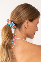 Załaduj obraz do przeglądarki galerii, Model Front: Rio De Sol Akcesoria Do Włosów Ditsy-Sky Scrunchie