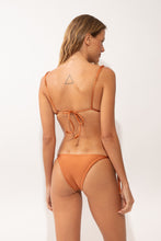 Załaduj obraz do przeglądarki galerii, Model Back: Rio De Sol Top Bikini Top Shimmer-Nocciola Lia-Noa