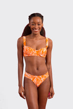 Załaduj obraz do przeglądarki galerii, Model Front: Rio De Sol Top Bikini Top Trail-Orange Amelia