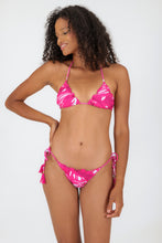Załaduj obraz do przeglądarki galerii, Model Front: Rio De Sol Figi Bikini Bottom Pink-Palms Frufru-Fio