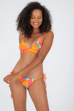 Załaduj obraz do przeglądarki galerii, Model Front: Rio De Sol Zestaw Bikini Set Orange-Bloom Tri-Cos Ibiza