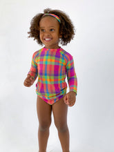 Załaduj obraz do przeglądarki galerii, Model Front: Rio De Sol Rash Guard Tulip-Garden Rash-Guard Kids