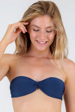 Załaduj obraz do przeglądarki galerii, Gallery: Rio De Sol Top Bikini Top Navy Twist