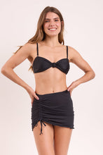 Załaduj obraz do przeglądarki galerii, Model Front: Rio De Sol Spódnica Plażowa Black Mini Skirt Ruched
