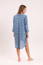 Załaduj obraz do przeglądarki galerii, Model Back: Rio De Sol Sukienki Koszulowe Chuva Chemise Gabriele