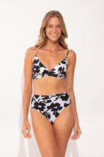 Załaduj obraz do przeglądarki galerii, Model Front: Rio De Sol Figi Bikini Bottom Poppy Hotpants