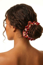 Załaduj obraz do przeglądarki galerii, Model Front: Rio De Sol Akcesoria Do Włosów Floral-Scales Scrunchie