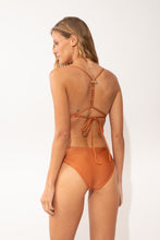 Załaduj obraz do przeglądarki galerii, Model Back: Rio De Sol Figi Bikini Bottom Shimmer-Nocciola Essential-Comfy