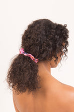 Załaduj obraz do przeglądarki galerii, Model Front: Rio De Sol Akcesoria Do Włosów Amore-Pink Scrunchie