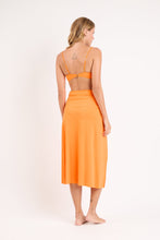 Załaduj obraz do przeglądarki galerii, Model Back: Rio De Sol Spódnica Plażowa Bio-Laranjada Long Skirt Knot